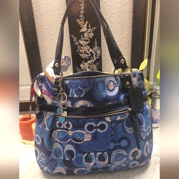 Coach Handbags - EUC Coach Poppy Signature Denim Blue Appliqué Glam Tote 🩵🩵🩵